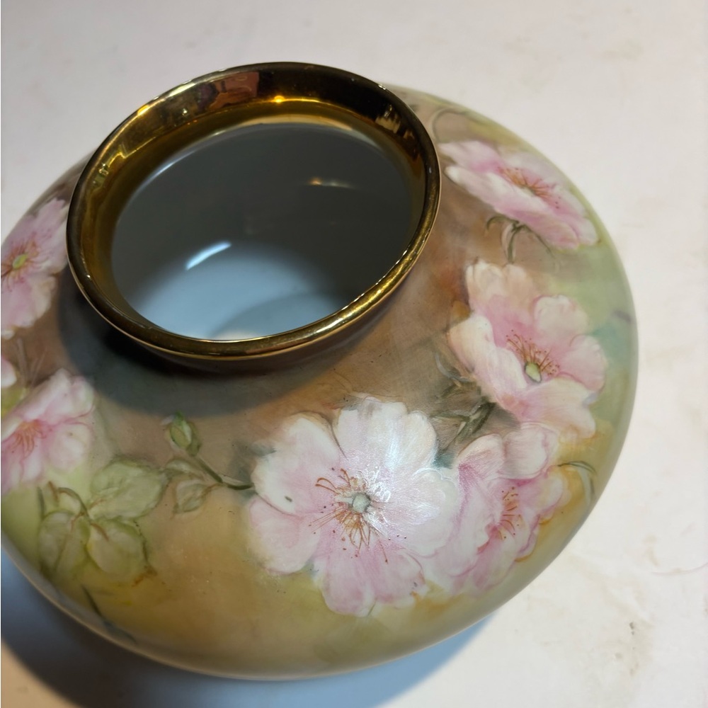 Hand painted Flat Floral Vase gold trim signed Linda Hart - Picture 4 of 11